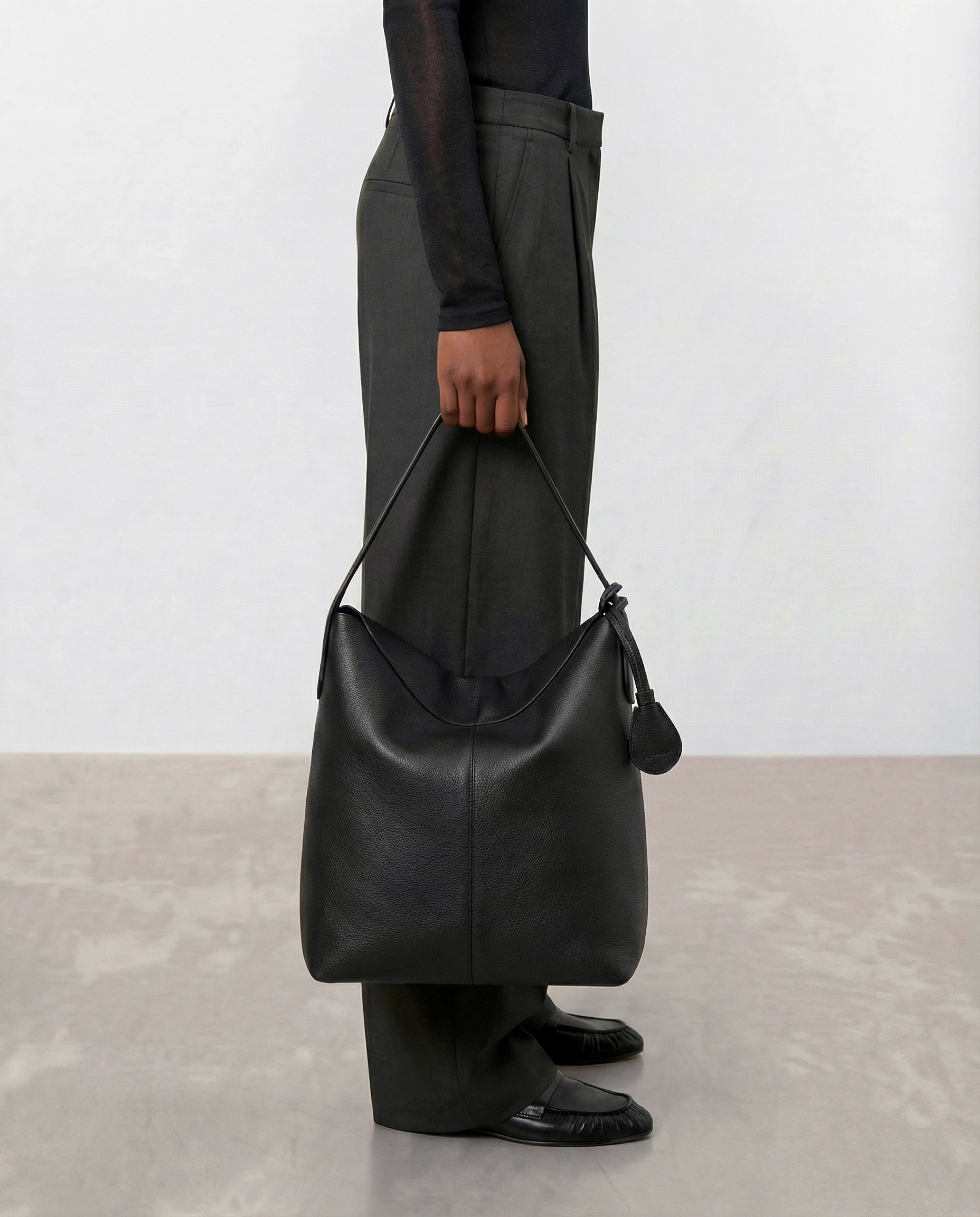 Alda Grande Shoulder Bag Grained Leather Black